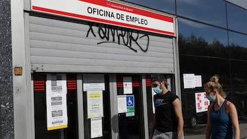 Dos j&oacute;venes pasan ante una oficina de empleo en Madrid. EFE/Rodrigo Jim&eacute;nez/Archivo