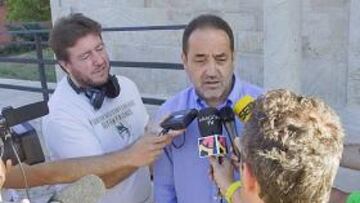 <b>EN NAVALENO. </b>Agapito habló para la prensa a su llegada a la concentración en Soria.