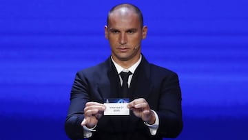 Ivanovic, con el papel del Villarreal.