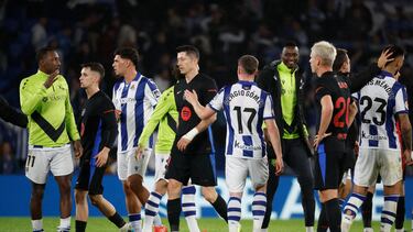 SAN SEBASTIÁN, 10/11/2024.- Los jugadores de la Real y del Barcelona, al término del partido de LaLiga que Real Sociedad y FC Barcelona han disputado este domingo en el Reale Arena, en San Sebastián. EFE/Juan Herrero