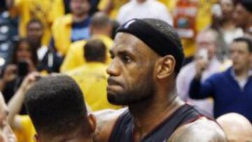 LeBron James se abraza a Cole tras la victoria en Indiana.