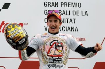 El campeón del mundo de Moto GP, el piloto español Marc Márquez, celebra en el podio su título al terminar tercero en la última prueba del mundial el Gran Premio de la Comunidad Valenciana disputado en el Circuito Ricardo Tormo en Cheste (Valencia).