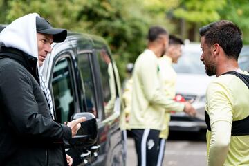 Zinedine Zidane hablando con Javi Muñoz en la salida del entrenamiento en Atxabalpe.