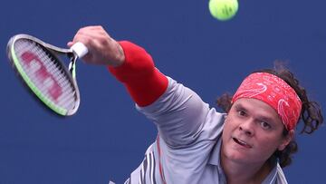 El tenista canadiense Milos Raonic saca durante su partido ante Vasek Pospisil en el US Open 2020 en el USTA Billie Jean King National Tennis Center de Nueva York.