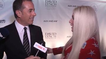 Jerry Seinfeld le hace la cobra a Kesha durante una gala.