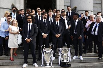 Los jugadores del Real Madrid posan con el trofeo a la salida de la Catedral de la Almudena.