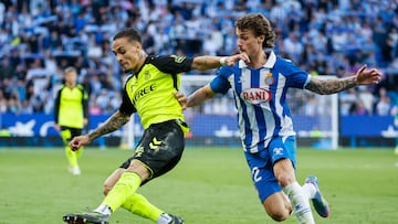 CORNELLÁ DE LLOBREGAT (BARCELONA), 04/05/2025.- El defensa del Espanyol Carlos Romero pelea un balón ante el delantero brasileño del Betis Antony dos Santos (i), durante el partido de la jornada 34 de LaLiga EA Sports que RCD Espanyol y Real Betis Balompié disputan este domingo en el RCDE Stadium de Cornellá de Llobregat (Barcelona). EFE/Andreu Dalmau