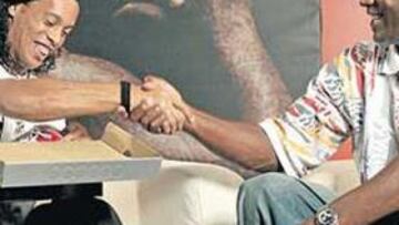 <b>ADMIRACIÓN. </b>Ronaldinho estrecha la mano de Michael Jordan, uno de sus ídolos deportivos.