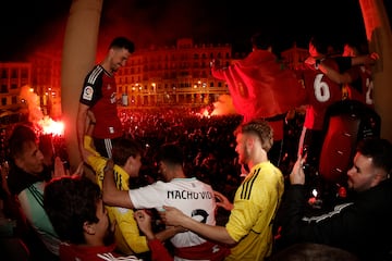 Los jugadores de Osasuna saludan a los aficionados que se han dado cita esta madrugada en la Plaza del Castillo.