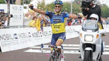 <b>FELICIDAD EN ITALIA. </b>Contador, que volvió a celebrar su triunfo haciendo el pistolero, entró radiante tras ser el más fuerte en Superga.