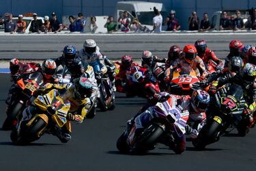 Jorge Martín y  Francesco Bagnaia lideran la carrera durante las primeras curvas.