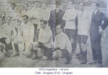 En el debut, Chile perdió por 4-0 ante Uruguay, quien a la larga fue el campeón de la primera edición de Copa América.