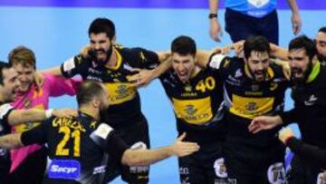 Los jugadores de Espa&ntilde;a celebran el pase a la final.