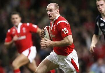 Gareth Thomas es una leyenda del rugby galés, el primero en llegar a las 100 internacionalidades con los Dragones, con los que conquistó el Seis Naciones de 2005. También ganó la Copa de Campeones, la Champions del rugby, con el Stade Toulousain entre otros logros. En 2009 se convirtió en el primer jugador de rugby que hizo pública su homosexualidad. En 2019 anunció que era portador del VIH y al día siguiente participó en un Ironman. A sus 47 años, ha sido analista de rugby en la televisión, en la que también ha participado en otros programas.  