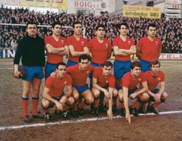 "Los 5 magn赤ficos" del Zaragoza formada por Canario, Santos, Marcelino, Villa y Lapetra. Ser芍n recordados siempre como la mejor delantera de la historia del Zaragoza y una de las m芍s creativas del f迆tbol espa?ol. La rapidez en sus acciones fue la base para la consecuci車n de las Copas de 1964 y 1966.