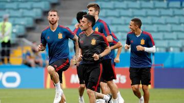Los jugadores de España realizan carrera continua en el entrenamiento previo a enfrentarse a Portugal en Sochi.