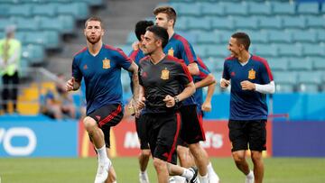 Los jugadores de Espa&ntilde;a realizan carrera continua en el entrenamiento previo a enfrentarse a Portugal en Sochi.