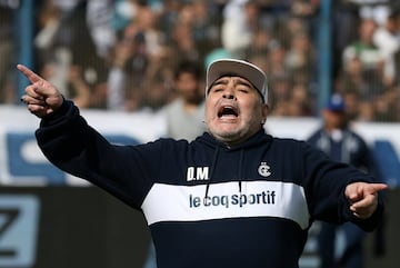 El entrenador argentino volvió al fútbol de su país como nuevo entrenador de Gimnasia La Plata. Los aficionados le aclamaron en el Estadio Juan Carmelo Zerillo.