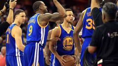 Los jugadores de los Golden State Warriors celebran la victoria del Game 3.