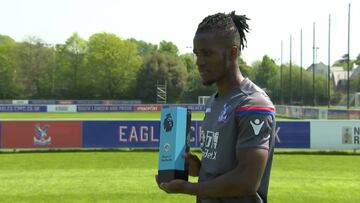 Wilfried Zaha posa con el trofeo de Jugador del Mes de la Premier League.