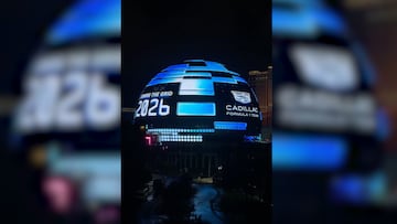 Previo al GP de Las Vegas, la icónica pantalla mostró a la escudería que debutará en la F1 en 2026, proyectando a Checo Pérez y Valtteri Bottas como su dupla y aumentando la expectativa entre los aficionados.