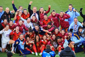 Las jugadoras celebran el triunfo en familia.