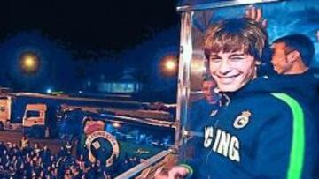 <b>TÍMIDO PERO RADIANTE. </b>Canales fue agasajado por la afición del Racing en Hoznayo en la noche en la que el equipo verdiblanco se clasificó para las semifinales de Copa.