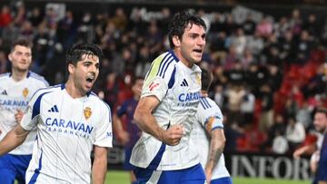 Iván Azón, celebra su gol en Elda.