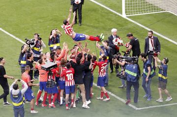 Godín recibió el homenaje de su hinchada. Le pasó el brazalete a Koke y Luiz Pereira le dio una placa con sus partidos de rojiblanco.