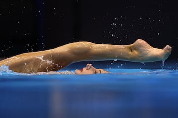 Evangelia Platanioti, deportista griega que compite en natación sincronizada, compite en la final libre femenina de natación artística en solitario en el Campeonato Mundial de Natación Acuática Fukuoka 2023 en Marine Messe Fukuoka Hall.