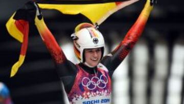 Natalie Geisenberger celebra su medalla de oro en la prueba de luge individual femenino.