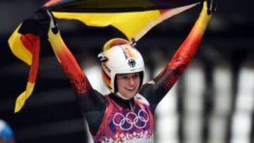 Natalie Geisenberger celebra su medalla de oro en la prueba de luge individual femenino.