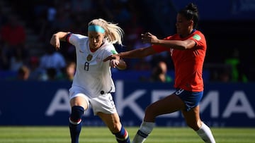 United States&#039; midfielder Julie Ertz (L) vies with Chile&#039;s forward Maria Jose Urrutia during the France 2019 Women&#039;s World Cup Group F football match between USA and Chile, on June 16, 2019, at the Parc des Princes stadium in Paris. (Photo by FRANCK FIFE / AFP)