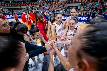 Awa Fam e Iyana Martín, junto a sus compañeras de Selección, tras ganar a Croacia.