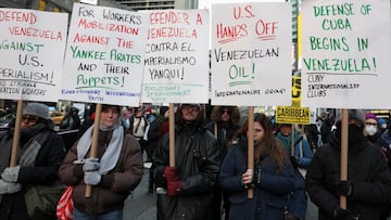People protest against the U.S. strikes on Venezuela and the capture of Venezuelan President Nicolas Maduro, during an anti-war rally in Times Square in New York, U.S., January 3, 2026. REUTERS/Jeenah Moon