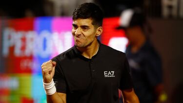 Tenis, Alejandro Tabilo vs Cristian Garin
El tenista Cristian Garin de Chile celebra frente a Alejandro Tabilo de Chile por el ATP 250 de Santiago 2022 en el Club San Carlos de Apoquindo en Santiago, Chile.
24/02/2022
Felipe Zanca/Photosport
Tennis, Alejandro Tabilo vs Cristian Garin
The tennis player Cristian Garin of Chile celebrate point against Alejandro Tabilo of Chile in the match for the ATP 250 Santiago 2022 at the Club San Carlos de Apoquindo in Santiago, Chile.
24/02/2022
Felipe Zanca/Photosport