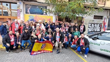 Foto de familia de los asistentes al 15º aniversario de la peña de Gamonal, en Burgos, en la puerta de la sede.