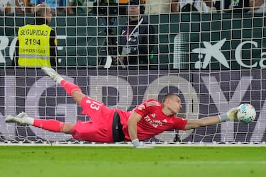 Parada de reflejos del guardameta ucraniano, protagonista en el tramo más exigente del encuentro.