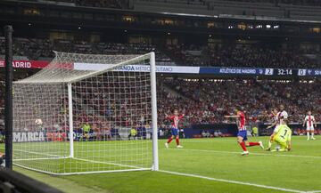 3-0. El VAR concedió el tercer gol a Koke. 