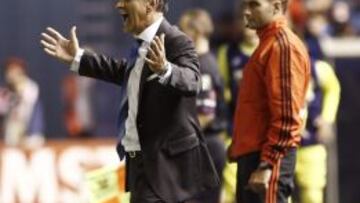 El entrenador de Osasuna, Jos&eacute; Luis Mendilibar, durante el partido, correspondiente a la tercera jornada de Liga en Primera Divisi&oacute;n, que Osasuna y Villarreal juegan esta noche en el Estadio de El Sadar, en Pamplona. 