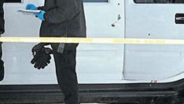 <b>COSIDA A BALAZOS. </b>Agentes de la Policía de Denver revisan la limusina Hummer que alquiló Darrent Williams: huellas de sangre y balazos en la nieve de Speer Boulevard.