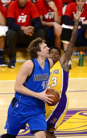 Lou Williams se enfrenta a Dirk Nowitzki.