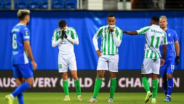 Los jugadores del Betis lamentan la derrota europea.