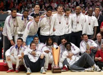 El año 2005 España ganó su primer Campeonato de Mundo de Balonmano. Fue el 6 de febrero y la final la jugó contra Croacia.
La selección de Francia fue bronce.
  