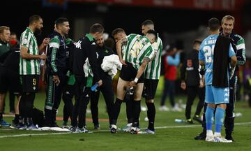 Los jugadores del Betis se preparan para la prórroga.