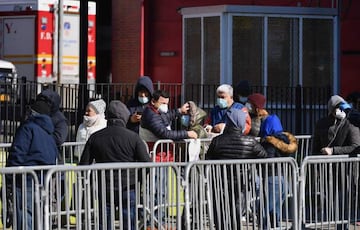 Ciudadanos hacen cola en Queens para realizarse la prueba del coronavirus.