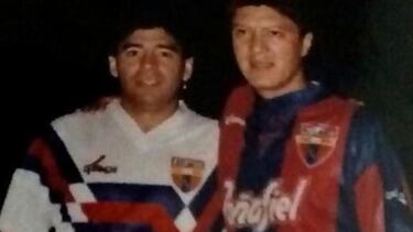 Así es, Maradona también llegó a ponerse la camiseta del Atlante, en dicha ocasión posó junto Chucho Ramírez, campeón Sub-17 con la Selección Mexicana.