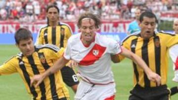 <b>INTENTO. </b>Michu trata de penetrar en el área del Zaragoza entre Paredes y Da Silva, ante las miradas de Meira y Movilla.