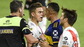 Soccer Football - Copa Diego Maradona - Boca Juniors v River Plate - Estadio La Bombonera, Buenos Aires, Argentina - January 2, 2021 Boca Juniors&#039; Sebastian Villa clashes with River Plate&#039;s Rafael Santos Borre Pool via REUTERS/Marcelo Endelli