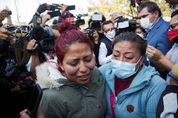 Familiareas de las víctimas acudieron a los hospitales en búsqueda de información sobre sus seres queridos.